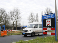 Een van de slagbomen bij de oprit rondweg N3 in richting Papendrecht