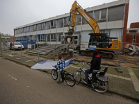 DORDRECHT – De voormalige school aan de noordendijk wordt steeds een stukje kleiner , vandaag was een aannemer bezig met de ingang van de vroegere school te slopen. Aankomende weken zal een saneringsbedrijf de laatste asbest verwijderen en dan gaat ook in het laatste stukje de sloophamer .