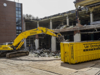 Sloophamers gestart bij sloopwerkzaamheden Oranjepark Dordrecht