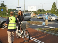 20152608-Fietsersbond-deelt-koeken-uit-bij-vernieuwe-rotonde-Groenezoom-Dordrecht-Tstolk-001_resize