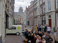 Smikkelen aan reuze ontbijttafel Dordrecht