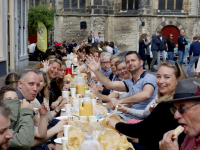 Smikkelen aan reuze ontbijttafel Dordrecht