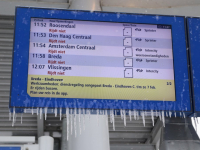 Ijspegels aan informatieborden bij Station Dordrecht Tstolk
