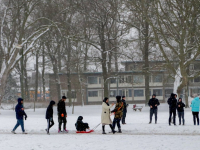 Lopende mensen in park Weizigtpark Dordrecht