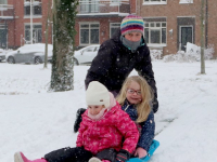 Met de slee door het sneeuw Leerparkpromenade Dordrecht Tstolk