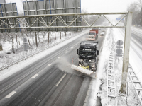 Sneeuwschuivers op de A4 bij Bergen op Zoom Tstolk