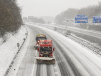 Sneeuwschuivers op de A4 bij Bergen op Zoom Tstolk