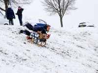 Van de dijk af met de slee Noordendijk Dordrecht Tstolk