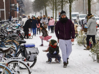 Kinderen worden opgehaald door ouders met de slee Nassauweg Mozaiek School Dordrecht