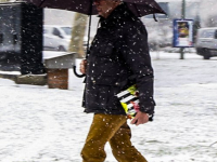 Meneer lopend door de sneeuw Planetenlaan Dordrecht