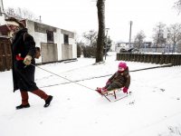 Oma met kleinkind door de sneeuw met slee Ockenburg sterrenburg Dordrecht