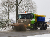 Strooiwagens rijden rond door Provincialeweg Dordrecht