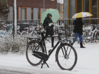 Vader parkeert fiets op wegdeel Nassauweg Dordrecht