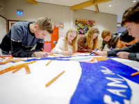Groep 8 Beatrixschool maken spandoek voor het ISU World Cup shorttrack in Dordrecht