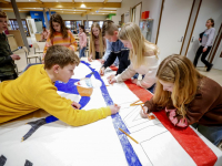 Groep 8 Beatrixschool maken spandoek voor het ISU World Cup shorttrack in Dordrecht