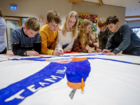 Groep 8 Beatrixschool maken spandoek voor het ISU World Cup shorttrack in Dordrecht