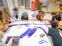 Groep 8 Beatrixschool maken spandoek voor het ISU World Cup shorttrack in Dordrecht