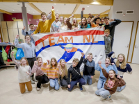 Groep 8 Beatrixschool maken spandoek voor het ISU World Cup shorttrack in Dordrecht