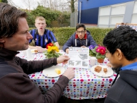 20150903-Nieuwe-picknicktafels-voor-scholieren-Tedelijk-Dalton-Lyceum-Overkampweg-Dordrecht-Tstolk_resize