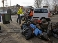 Inzamelen van kerstbomen en vuurwerk