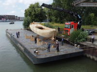 Takelen schip op ponton -  \'rivier boot stad\' Biesboschhal Dordrecht
