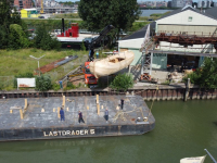 Takelen schip op ponton -  \'rivier boot stad\' Biesboschhal Dordrecht