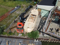 Takelen schip op ponton -  \'rivier boot stad\' Biesboschhal Dordrecht