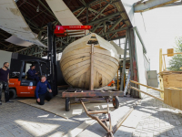 Takelen schip op ponton -  \'rivier boot stad\' Biesboschhal Dordrecht