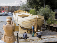 Takelen schip op ponton -  'rivier boot stad' Biesboschhal Dordrecht