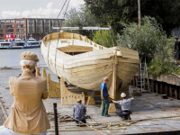 Takelen schip op ponton -  \'rivier boot stad\' Biesboschhal Dordrecht