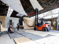 Takelen schip op ponton -  \'rivier boot stad\' Biesboschhal Dordrecht