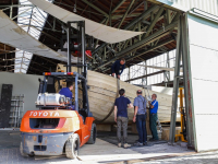 Takelen schip op ponton -  \'rivier boot stad\' Biesboschhal Dordrecht