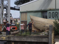 Takelen schip op ponton -  \'rivier boot stad\' Biesboschhal Dordrecht