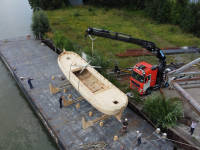 Takelen schip op ponton -  \'rivier boot stad\' Biesboschhal Dordrecht