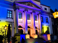 Stadhuis verlicht in de kleuren blauw en geel Dordrecht