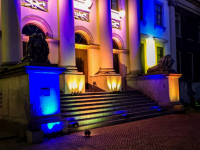 Stadhuis verlicht in de kleuren blauw en geel Dordrecht