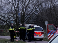 20150203-Politie-vindt-stoffelijk-overschot-in-sloot-Brugweg-Zwijndrecht-Tstolk_resize