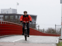 Met de fiets over de Zwijndrechtseb burg Dordrecht