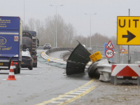 Stormschade tijdelijke schermen rondweg N3 omgewaaid Dordrecht