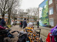 Wethouder Heijkoop ‘onthult’ levensgrote muurschildering in beleeftuin PZC Dordrecht