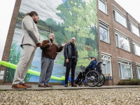 Wethouder Heijkoop ‘onthult’ levensgrote muurschildering in beleeftuin PZC Dordrecht