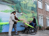 Wethouder Heijkoop ‘onthult’ levensgrote muurschildering in beleeftuin PZC Dordrecht