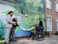 Wethouder Heijkoop ‘onthult’ levensgrote muurschildering in beleeftuin PZC Dordrecht