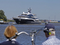 Mega groot plezierjacht op transport Oude Maas Dordrecht