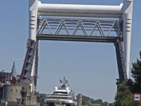 Mega groot plezierjacht op transport Oude Maas Dordrecht