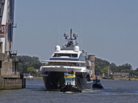 Mega groot plezierjacht op transport Oude Maas Dordrecht