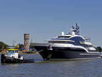 Mega groot plezierjacht op transport Oude Maas Dordrecht