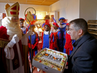 20172311-Beter-voor-Dordt-trakteert-Sinterklaas-met-grote-taart-Dordrecht-Tstolk-001