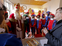 20172311-Beter-voor-Dordt-trakteert-Sinterklaas-met-grote-taart-Dordrecht-Tstolk