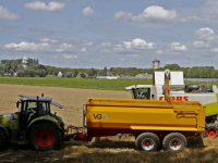 Dordtse boeren zijn druk bezig met het tarwe van het land af te halen Dordrecht